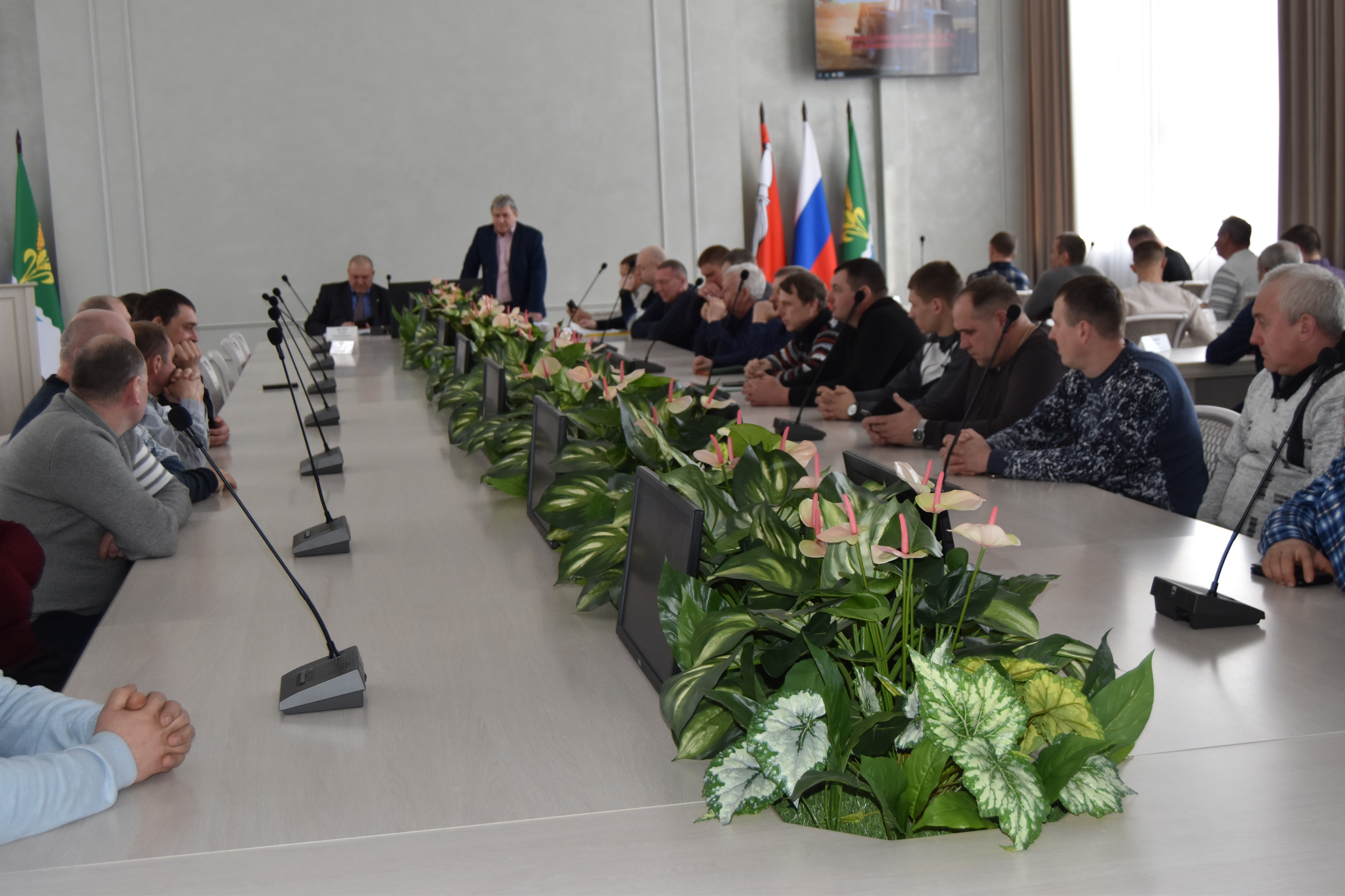 Перед весенней полевой кампанией для сельхозпроизводителей района провели семинар-совещание в районной администрации.