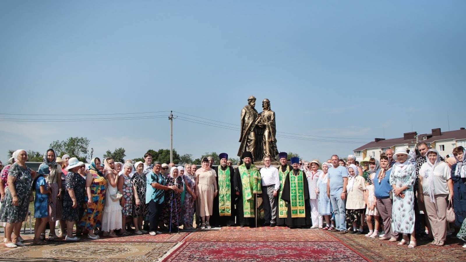 8 июля, в день памяти святых Петра и Февронии Муромских епископ Борисоглебский и Бутурлиновский Сергий совершил чин освящения памятника этим святым..